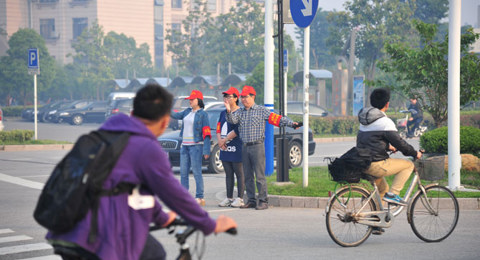 学校领导、党员和年轻教师志愿者参与交通维护